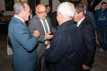 Morales recoge la Medalla de Oro de la Cámara por el servicio del Cabildo a la economía de la Isla (Foto TA)